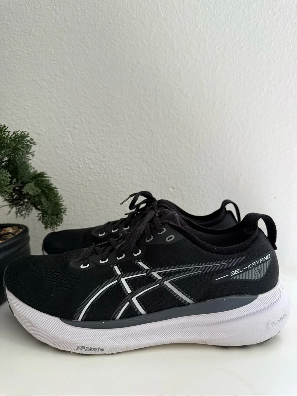 Asics Gel-kayano 31 women size 11 Black and White GEL-Kayano Athletic Shoes